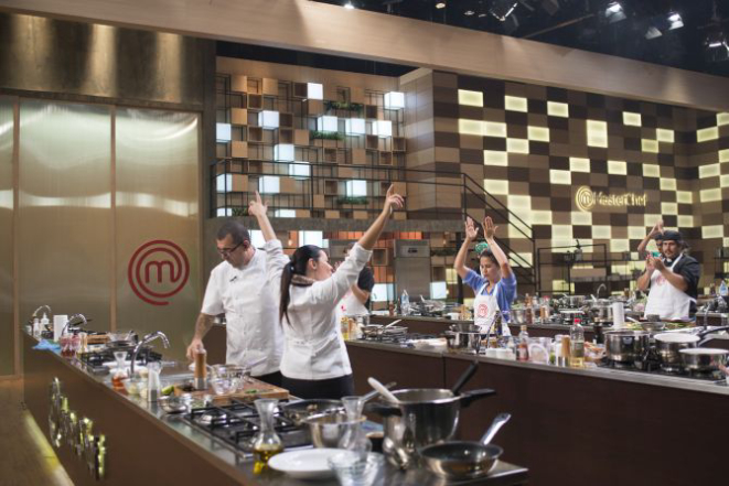 Jefferson e Janaína Rueda durante a gravação da prova de caixa misteriosa no Masterchef amadores. Foto: Carlos Reinis/Divulgação