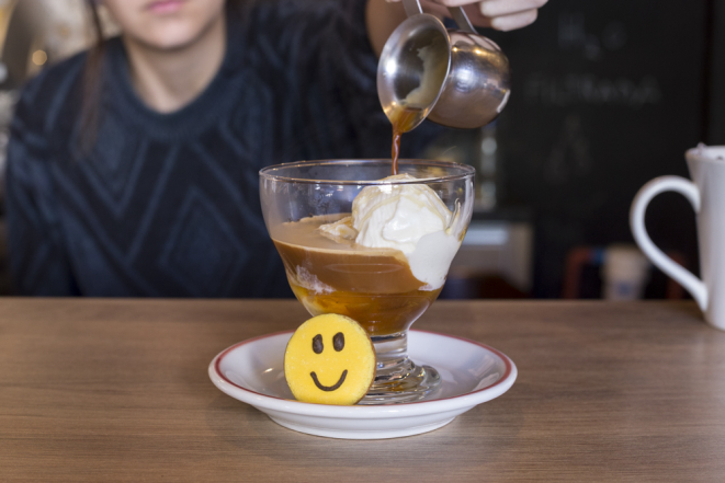 Affogato all’Arancia: geléia de laranja kinkan artesanal, 80g de gelato artesanal sabor Flor de Leite, mel e espresso Flor de Laranjeira.<br>Acompanha um mini biscoito artesanal Smile (R$ 14)