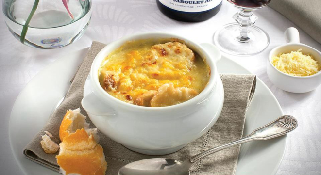 No Ile de France, a sopa de cebola é gratinada com queijo. Foto: Divulgação