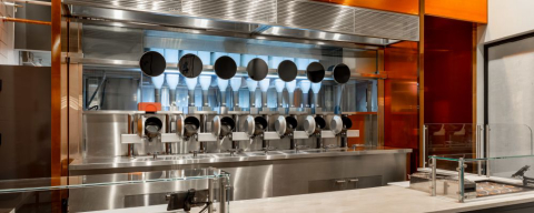 Restaurante nos EUA substitui cozinheiros por sete robôs