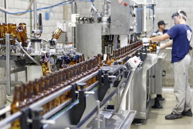 Way Beer organiza visitas guiadas na fábrica para conhecer a produção e degustar a cerveja direto dos tanques. Foto: Antônio More/Gazeta do Povo