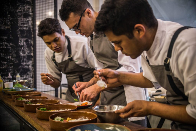 Os cozinheiros do Paladar Musical - Deibd Rodrigues (à esquerda) e Lucas Correia (à direita) com o primeiro aprendiz - Gustav Michelmann. Foto: Munir Bucair Filho.