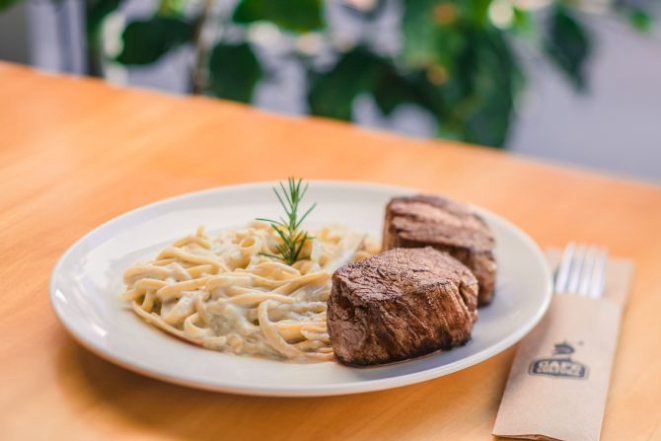 O filé mignon com fettuccine ao molho de gorgonzola está entre os maiores sucessos da casa.