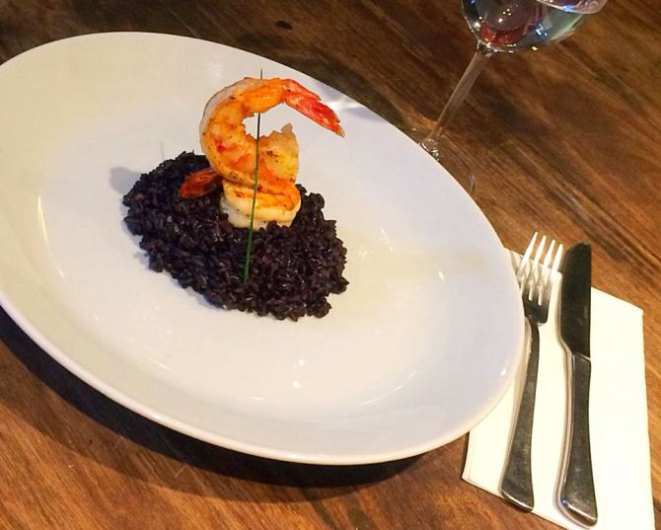 O primeiro prato é um risoto de arroz negro com camarão. Foto: Divulgação.