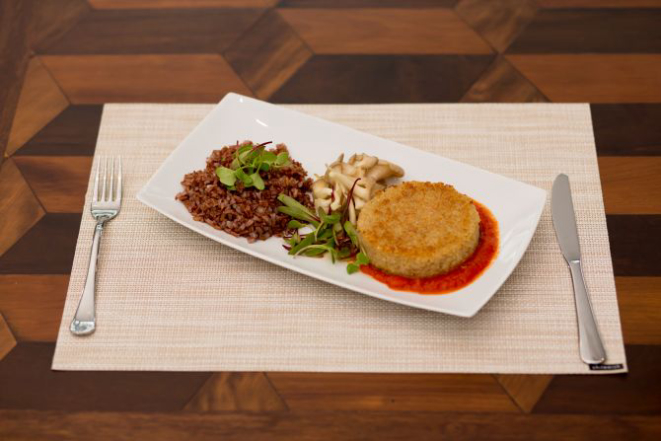 Hambúrguer vegano de grão-de-bico com molho de tomate, arroz vermelho e shimeji, prato do cardápio da Bee.O. Foto: Valterci Santos/Divulgação