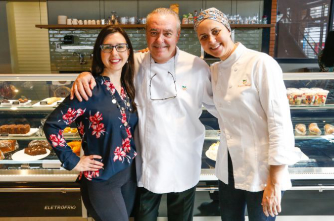 A partir da esquerda: a nutricionista Aline Quissak e os chefs Danio Braga e Karyne Iancóski. Foto: Valterci Santos/Divulgação