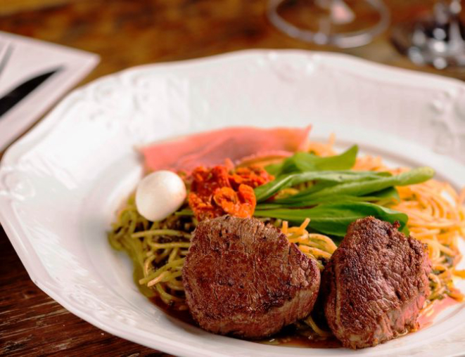 Spaghetti al pesto com mignon. Foto: Divulgação