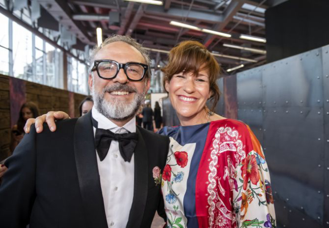 Massimo Bottura e sua esposa Lara Gilmore, do restaurante Osteria Francescana, na Itália, eleito em 2018 pela segunda vez o melhor do mundo segundo a Restaurant. Foto: Divulgação.