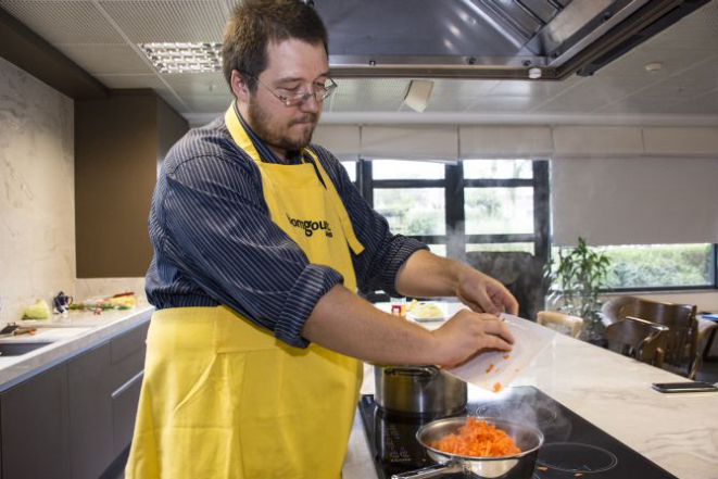 O bielorusso Igar Pyjau, de 34 anos, diretor do Centro de Idioma e Cultura Russa de Curitiba, trouxe para o Brasil as receitas que aprendeu com a mãe e avó. Foto: Nay Klym/Gazeta do Povo