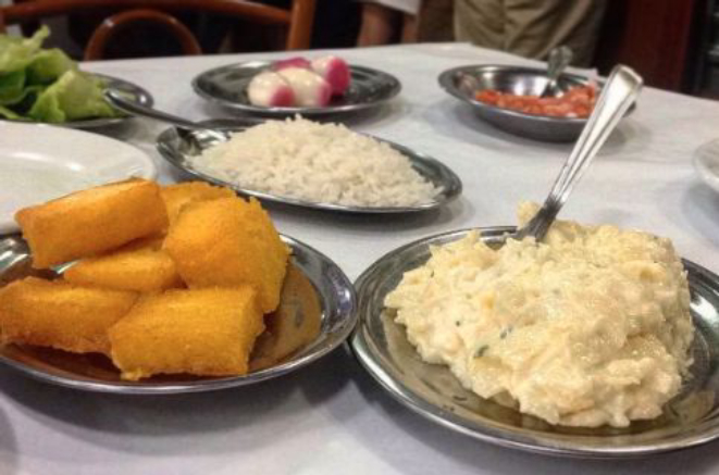 Churrascaria Porto Bello com sua simplicidade, gostinho de comida da avó e sabor de infância apresenta salada de maionese e polenta frita dos deuses. Foto: Divulgação