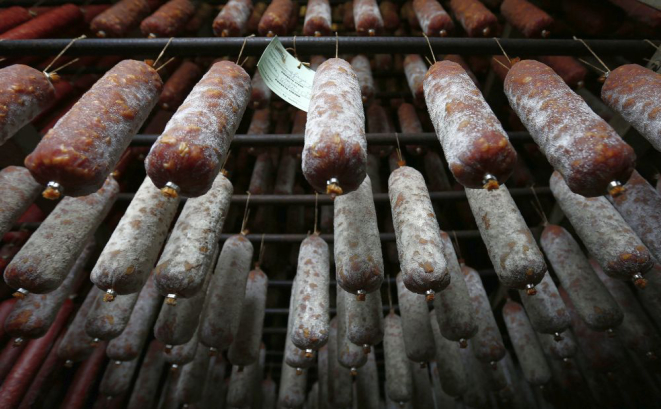 Produtores terão mais facilidade em produzir e comercializar produtos de origem animal como os embutidos. Foto: Jonathan Campos/Gazeta do Povo.