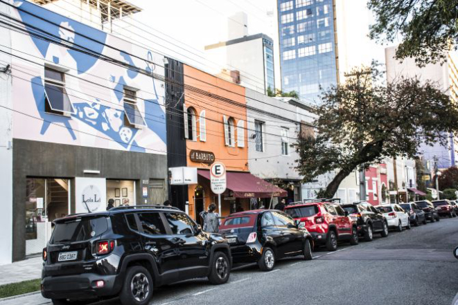 Alameda Prudente de Morais teve aumento de restaurantes em poucos anos. Agora, são dez restaurantes em apenas uma quadra da rua. Foto: Nay Klym/Gazeta do Povo