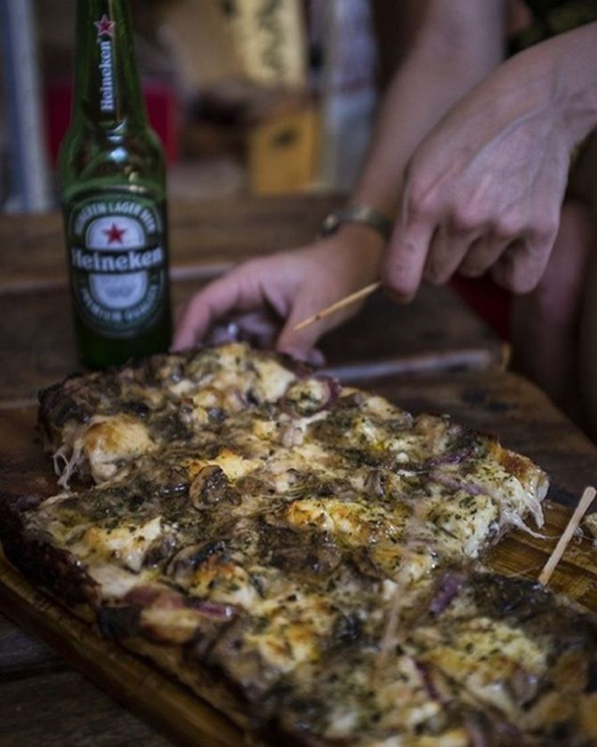 Pizza, o carro-chefe servido na Benfeitoria. Foto: Instagram @benfeitoria/ Divulgação<br>