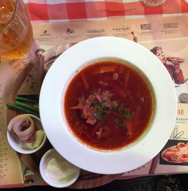 Sopa borsch de beterraba e tomate servida na Rússia. Foto: Arquivo pessoal.