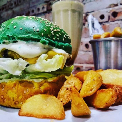 Provamos o hambúrguer de picanha Angus com pão verde-amarelo