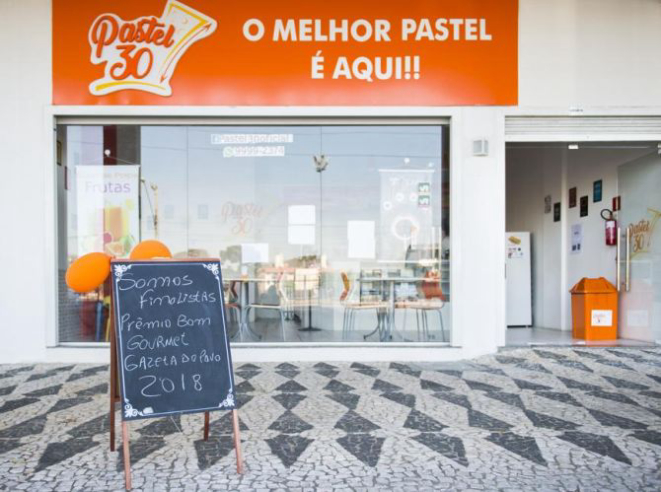 Na Pastel 30, uma placa informa os clientes sobre a indicação.