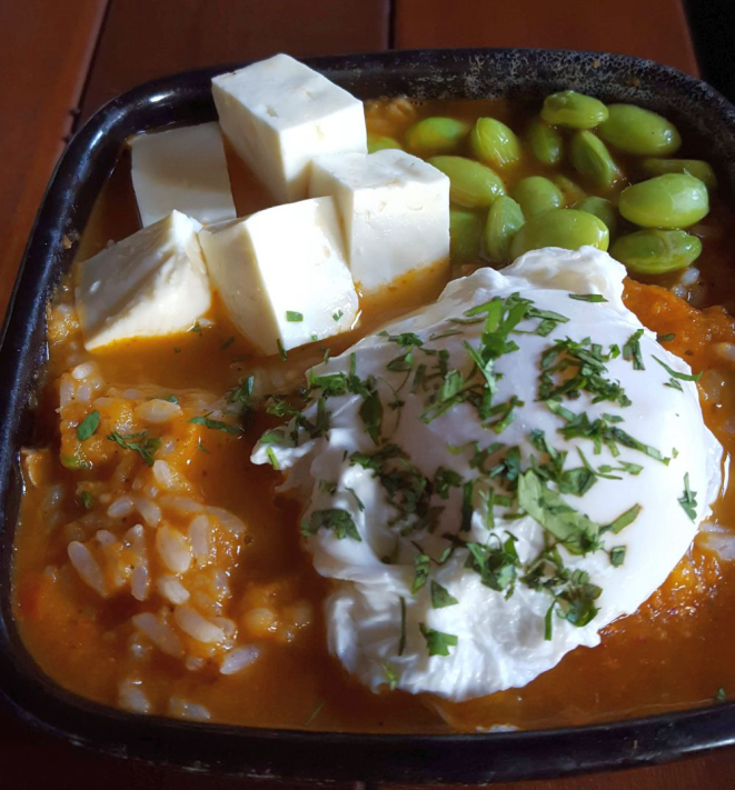 Chupe de peixe branco: sopa com arroz, queijo branco, edamame e ovo de gema mole. Foto: Andrea Torrente/Gazeta do Povo.