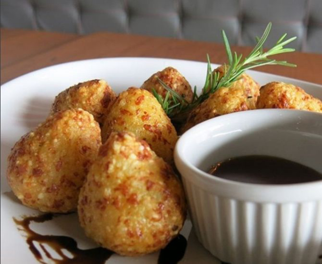 Bem sequinha à mesa, coxinha de tapioca com carne de sol e queijo coalho ainda acompanha molho de rapadura com cachaça, vinho branco e raspas de limão. Foto: Reprodução Instagram @dorsebh/ Divulgação<br>