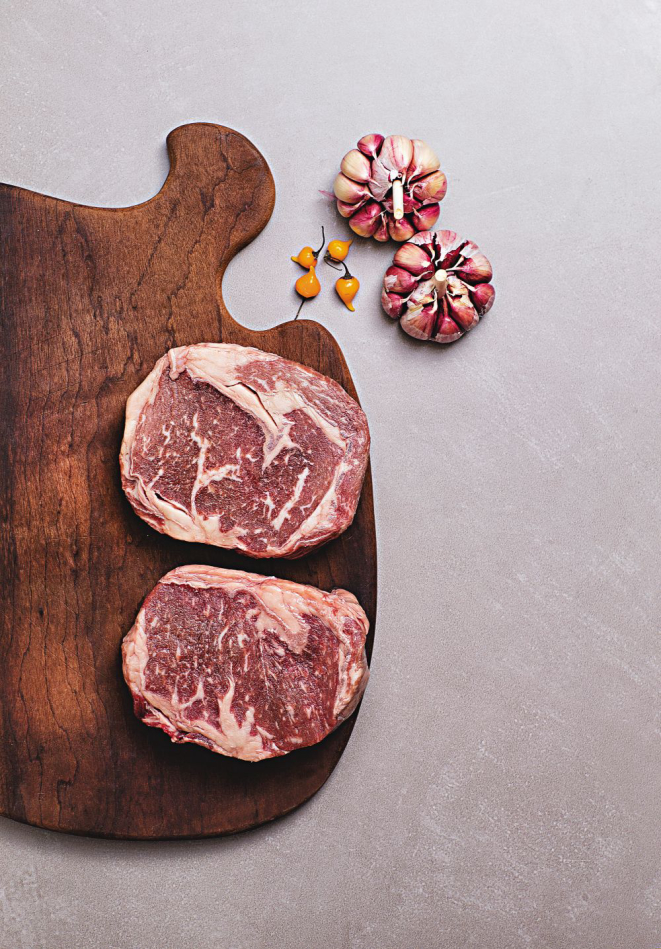 Filé de costela (rib eye) de Wagyu: marmoreio, que fica bem visível, dá suculência à carne. Foto: Alexandre Mazzo/Gazeta do Povo.