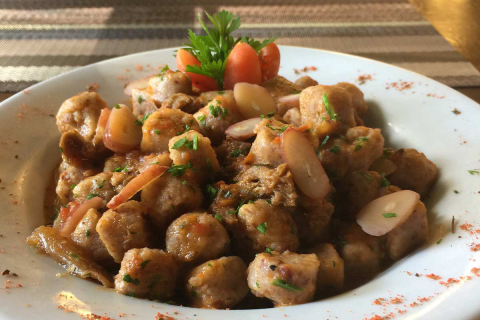 Gnocchi de pinhão com ragu de cordeiro