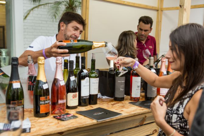 O ingresso para o evento, a partir de R$ 50, é uma taça de cristal  personalizada, que dá direito a duas horas de degustação, dentro do horário escolhido. Foto: José Somensi Fotografia<br>