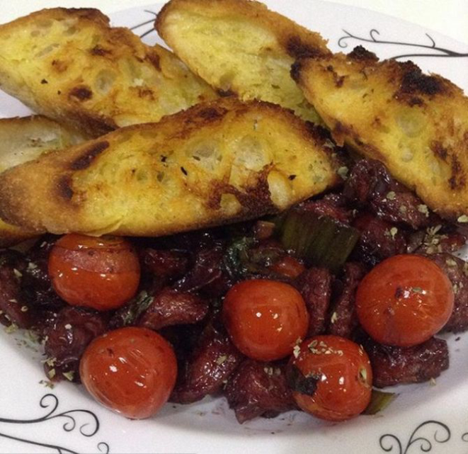 A linguicinha de porco defumada ao molho de jabuticaba é um dos destaques. Foto: Reprodução Instagram @mikacostachef/ Divulgação<br>