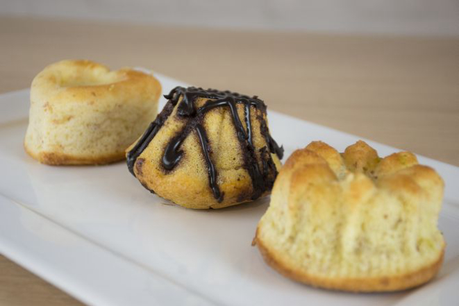 Mini bolinhos do Lola Li: limão, cenoura com calda de chocolate e de laranja. Foto: Nay Klym/Gazeta do Povo