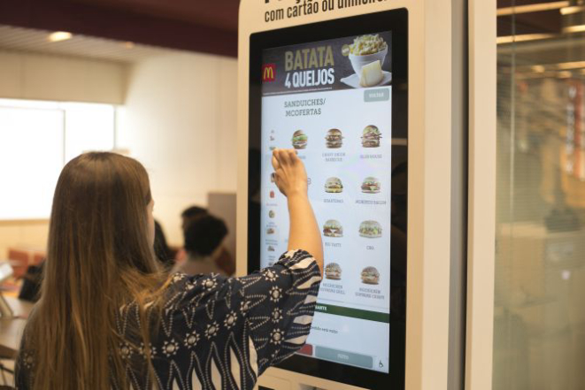 Totens permitem personalização do lanche. Foto: Divulgação