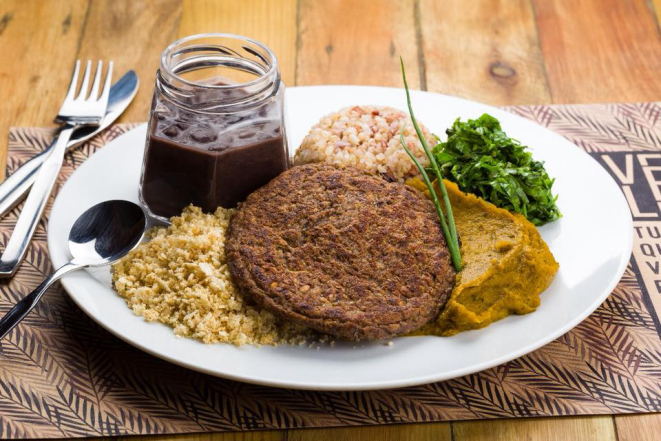 Veg Brasil, prato feito vegano servido todos os dias no Veg e Lev. O restaurante também tem opções com peixes e frango. Foto: Divulgação