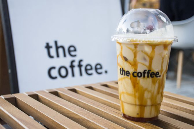 Café com caramelo salgado do The Coffee, uma cafeteria de 3 metros quadrados na Alameda Prudente de Morais. Foto: Nay Klym/Gazeta do Povo