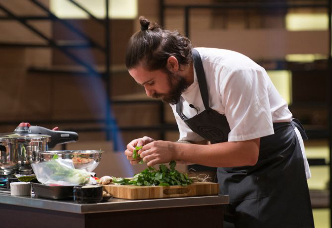 O chef curitibano conquistou a dólmã para entrar no MasterChef Profissionais. Foto: Reprodução/ Band