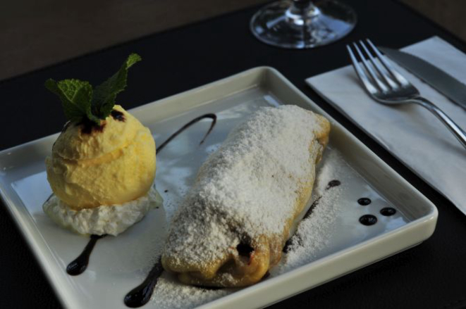 Apfelstrudel: torta de maça com sorvete de baunilha e creme de nata (R$ 22,90). Foto: Divulgação