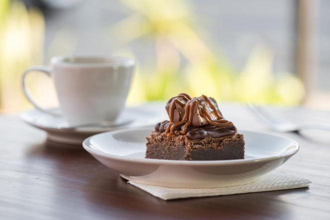 O brownie é oferecido em vários sabores e coberturas. 