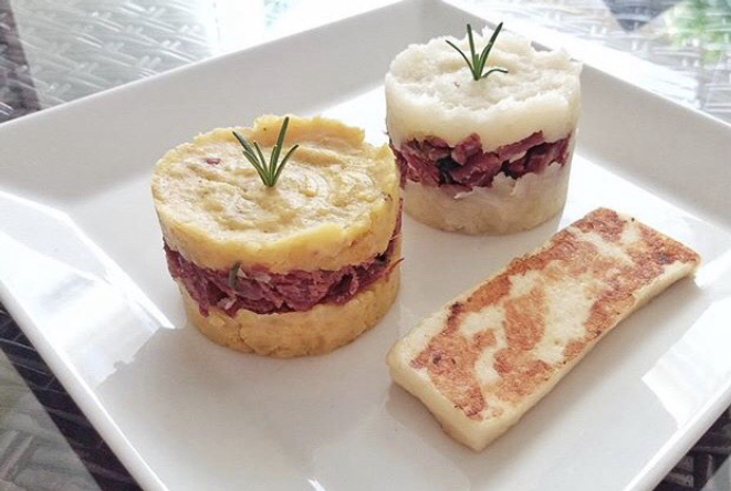 Escondidinho de Charque do Boteco Pedrini feito com Purê de aipim, leite de coco, queijo parmesão e charque.