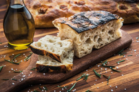 Focaccia de alecrim, azeite de oliva e sal grosso