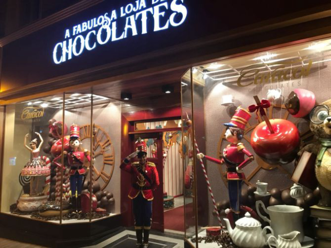 A viagem começa já na chegada à loja, quando o turista recebe as boas-<br>vindas do Soldado Chocolito. Foto: Divulgação