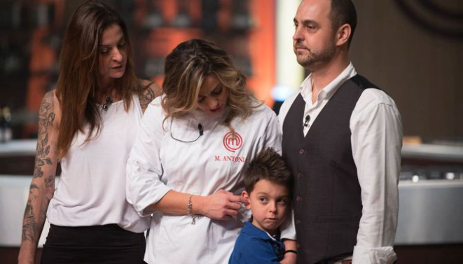 Maria Antonia ao lado dos seus familiares na final do MasterChef Brasil. Foto: Band