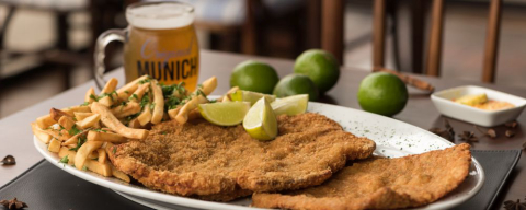 Restaurante alemão de Curitiba dá schnitzel de graça para quem comer todo o prato