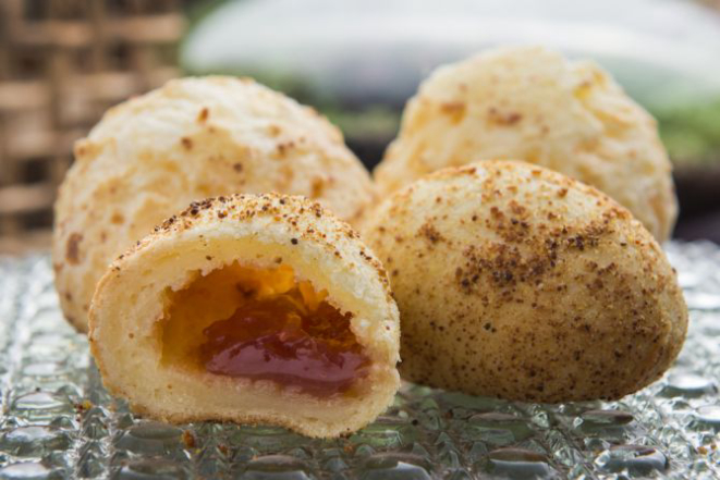 Pão de queijo recheado com goiabada. Foto: Letícia Akemi/Gazeta do Povo