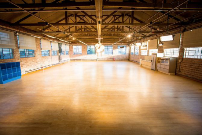 Espaço industrial de 320 m² para eventos funciona anexo ao local. Foto: Divulgação 