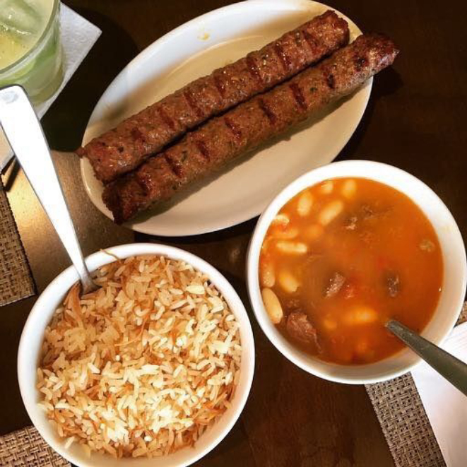 Kafta (carne temperada, moída e assada), Arroz Bicharia (arroz branco cozido com massa fio de anjo) e Fassulha (feijão branco refogado com carne de cordeiro). Foto: Divulgação