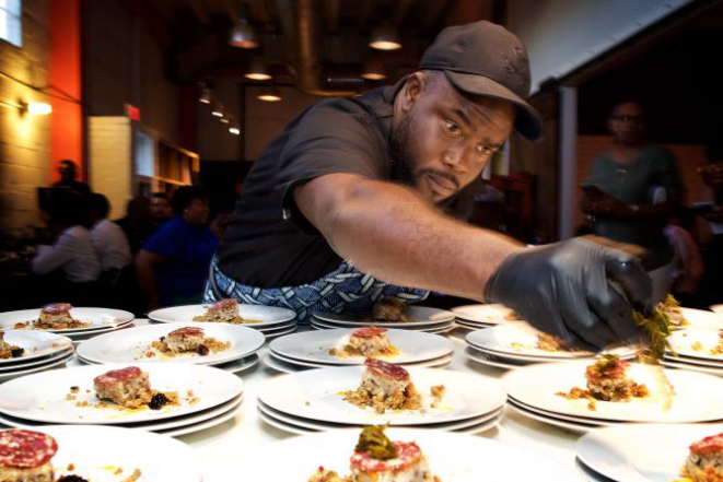 Chef Michael Bowling empratando o primeiro prato no jantar da Soul Food Sessions Foto: Deb Lindsey/ The Washington Post