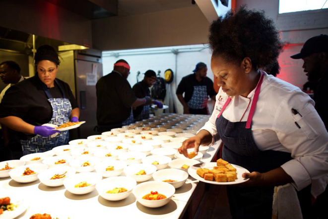 Chef Jennifer Hill Booker, à direita, coloca os toques finais no seu prato vegetariano. Foto: Deb Lindsey/The Washington Post