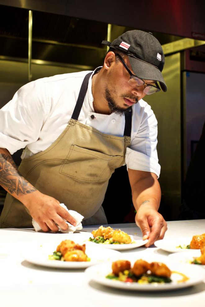 Chef Jerome Grant ajudando na montagem de um prato no jantar da Soul Food Sessions dinner. Foto: Deb Lindsey/The Washington Post