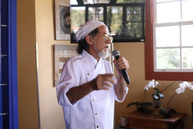 O chef Ofir prefere ser chamado de mago em vez de cozinheiro. “Eu encanto, faço feitiços. Sou feiticeiro”, disse. Foto: Débora Gabrich<br>