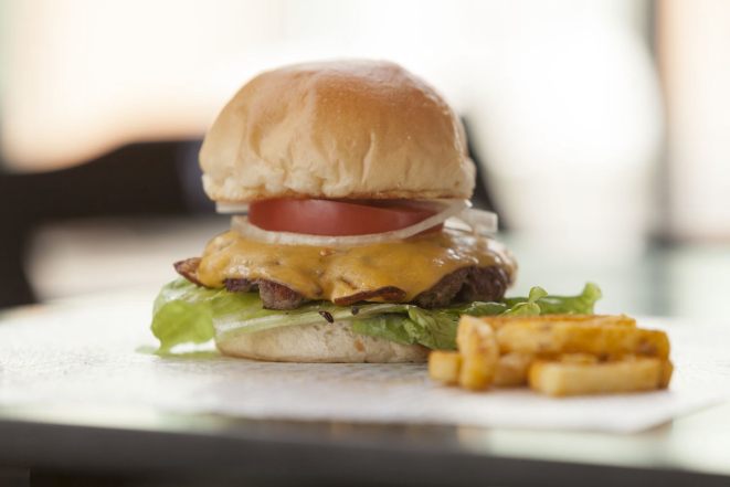 O clássico, com blend de carnes e pão macio. Foto: Fernando Zequinão / Gazeta do Povo