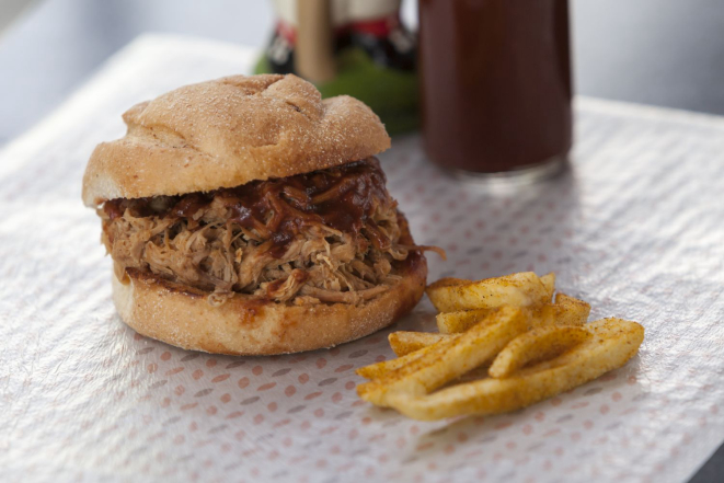 Pulled Pork feito ao estilo da Carolina do Norte. Foto: Fernando Zequinão / Gazeta do Povo