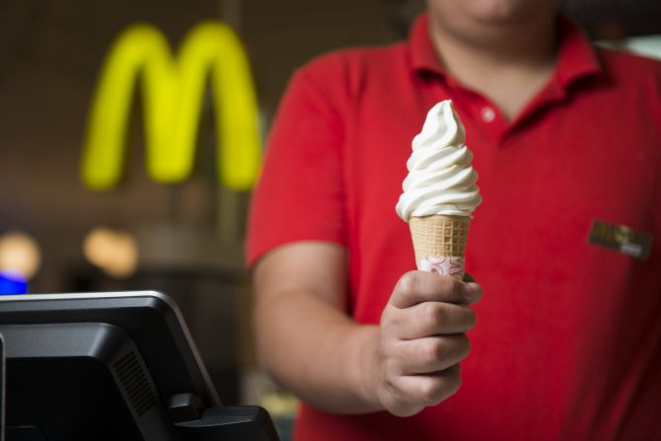 O primeiro produto vendido no quiosque foi a clássica casquinha do McDonald's nas versões chocolate, baunilha e mista. Foto: Letícia Akemi/Gazeta do Povo