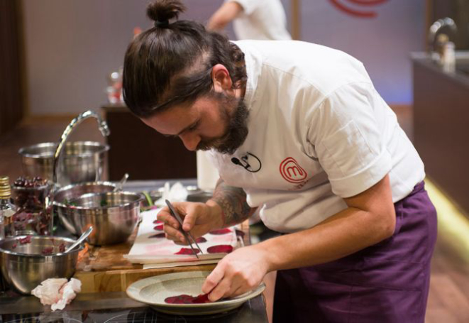 Tudo roxo: carpaccio de beterraba com purê de cenoura roxa e tuille de batata. Foto: Carlos Reines/Gazeta do Povo