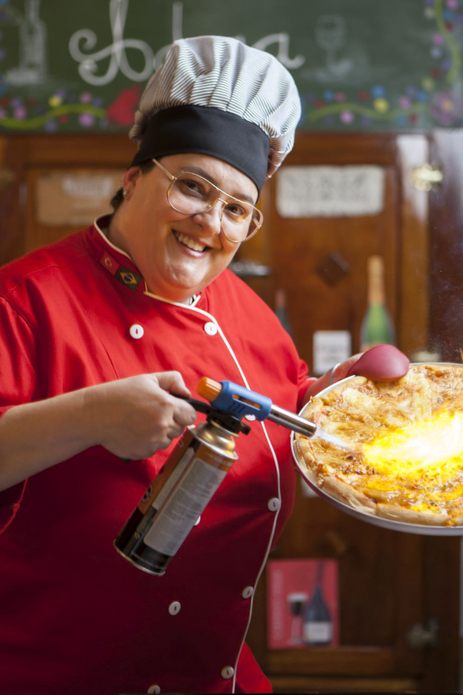 Chef Maria Rejane a a pizza de queijo coalho. Foto: Fernando Zequinão / Gazeta do Povo